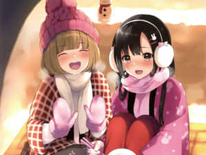 兩個穿著冬季服裝的動畫女孩在溫暖的窗邊與雪人一起大笑。