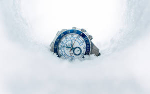冬日裡半埋在初雪中的奢華手錶。 — 冬天桌面 壁紙