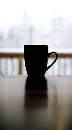 木桌上的黑色咖啡杯與雪景。 — 冬天 壁紙