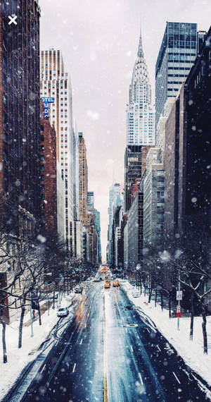 冬季積雪的城市街道，高樓大廈和黃色的士。