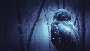 一隻發光眼睛的貓頭鷹在夜晚的雪地森林中，雪花飄落。