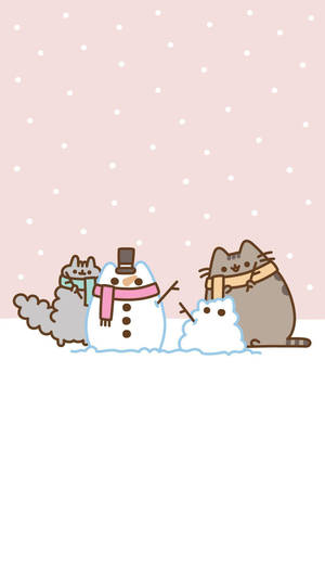 兩隻戴著圍巾的貓咪在飄雪中建造一個戴著高帽和粉紅色圍巾的雪人。