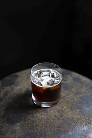 石面上玻璃杯中的深色雞尾酒加冰。 — 咖啡 壁紙