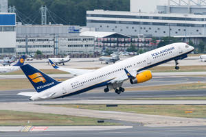 冰島航空飛機從機場跑道起飛