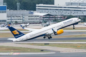 冰島航空飛機從機場跑道起飛