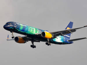 冰島航空極光設計飛機在多雲天空下降落