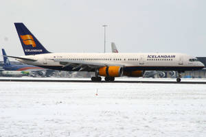 冰島航空飛機喺雪地機場跑道