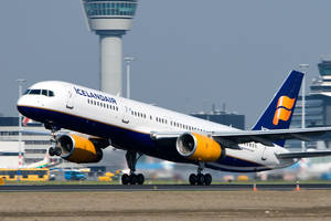 冰島航空飛機在跑道上，背景有控制塔