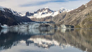 冰川在平靜的水面上倒映，背景是雪山。 — 湖景 壁紙