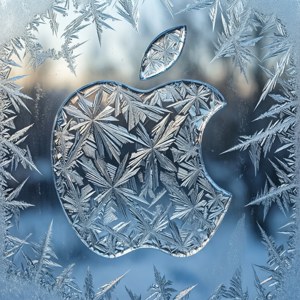 Apple標誌被霜花圖案包裹在冬日窗戶上。 — Tecno Phantom 壁紙