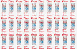 帶有山脈標誌和紅色文字的Coors Light啤酒罐網格