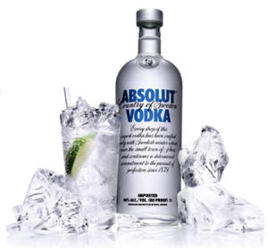 白色表面上，Absolut Vodka酒瓶與杯中冰塊和青檸。