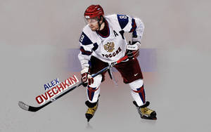 冰球運動員 Alex Ovechkin 身穿俄羅斯隊服，在冰上蹲下，手持球桿。 — 冰 GIF 壁紙