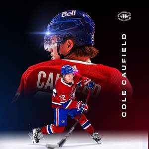 冰球運動員 Cole Caufield 身穿紅藍球衣滑行，身後有一個較大的半透明版本。 — 冰球 壁紙