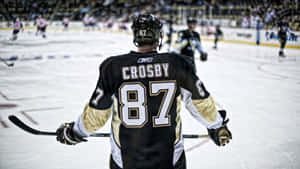 冰球運動員Crosby 87號在冰上手持球桿。 — 冰球 壁紙