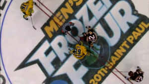 Frozen Four 錦標賽中的冰上曲棍球球員和裁判。