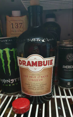 雪櫃架上嘅一瓶Drambuie利口酒同能量飲品。