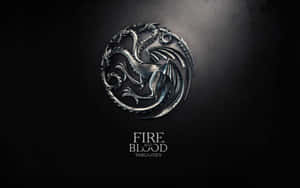 深色背景上帶有 'Fire and Blood' 文字的坦格利安龍徽章。