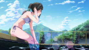 動漫女孩穿著比基尼靠在泳池邊緣，背景有山脈和樹木。