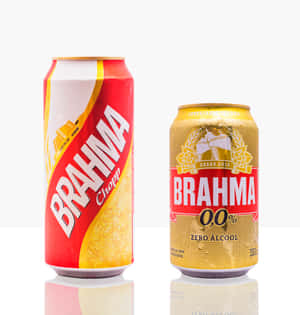 兩個 Brahma 啤酒罐，一個普通版和一個無酒精版，在白色背景上帶有倒影。