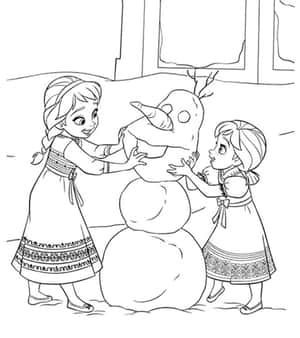 兩個女孩在冬天堆雪人。