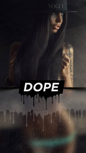戴Vogue帽子的女子，有紋身的手臂，背景是黑暗煙霧，帶有滴落的「DOPE」文字。