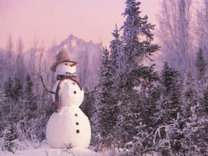 雪地森林中的雪人，背景有結霜的松樹和山脈，暮色時分。 — 美學 壁紙