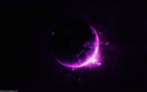 紫色行星在黑暗太空中與星星一起發光