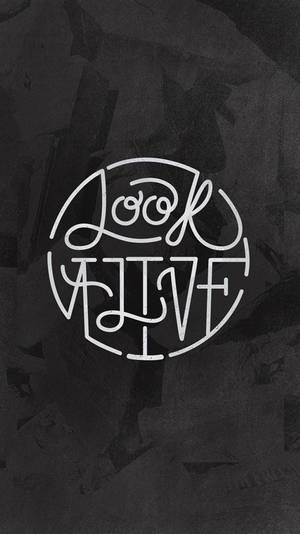 極簡主義單色牆紙，在紋理深灰色背景上以白色手寫體呈現「Look Alive」文字。