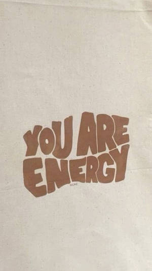 文字牆紙，上面以復古字體印有 'YOU ARE ENERGY' 的棕色文字在米白色布料上。