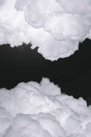戲劇性的白雲在黑色天空中