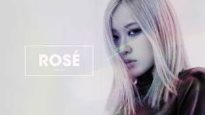 Rosé 在工作室肖像中，帶有粉彩髮色及簡約文字疊加。