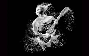 一位音樂家在黑色背景上的動態液體飛濺中彈奏低音結他。