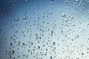 玻璃上的雨滴反射藍天