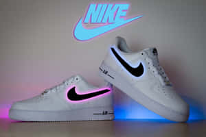 白色Nike Air Force 1運動鞋，在發光Nike標誌下帶有發光的粉紅色和藍色點綴。