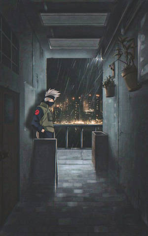 一個蒙面忍者獨自站在被雨水打濕的城市陽台上，眺望夜晚的城市燈光。