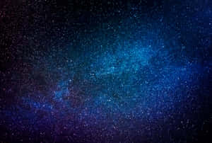 銀河系在深藍色和紫色中閃耀，襯托著繁星點點的夜空。