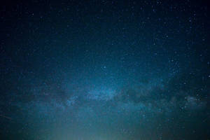 銀河系在繁星點點的夜空中閃耀