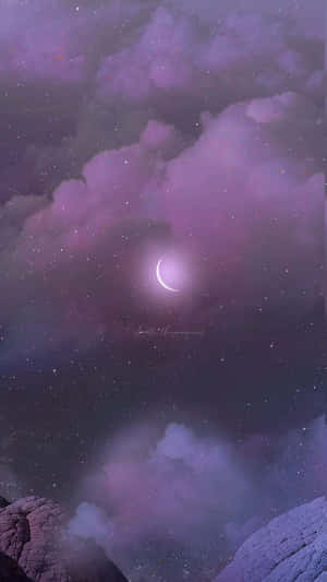 紫色夜空，新月和星星在雪山之上。