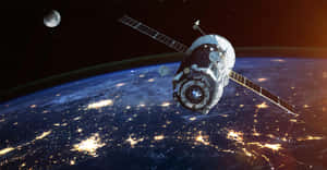 夜間繞地球運行的衛星，帶有發光的城市燈光和背景中的月亮。