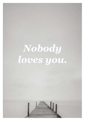 一條孤獨的木碼頭消失在霧中，上面寫著「Nobody loves you.」