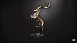 金屬雄鹿徽章，帶有文字「Ours is the Fury Baratheon」，深色背景。