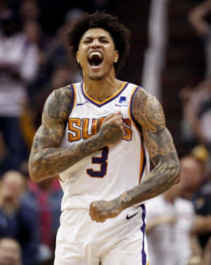 身穿太陽隊球衣的籃球運動員高舉雙臂慶祝勝利。 — 籃球 壁紙
