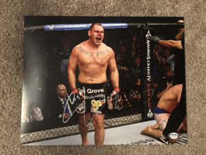 MMA 鬥士在擊敗對手後於籠中慶祝勝利。
