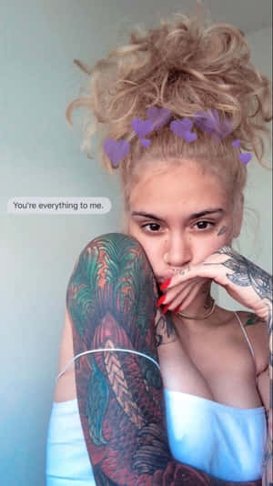 有紋身和紫色心形髮夾的女性，以文字疊加擺姿勢。