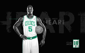 Kevin Garnett 身穿塞爾特人制服，手持籃球，背後有 'HEART' 文字。 — 棕色心形 壁紙