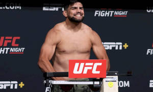 UFC拳手在搏擊之夜活動中在體重秤上微笑。