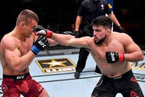 兩名男性MMA拳手在UFC八角籠中比賽時互相出拳。