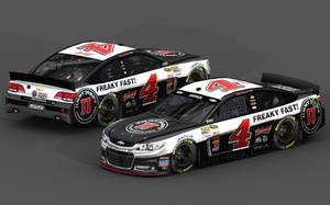 兩輛帶有4號和'FREAKY FAST!'品牌的NASCAR賽車，從前後角度展示。