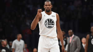 Kevin Durant身穿白色勇士隊球衣在籃球比賽中舉起拳頭。